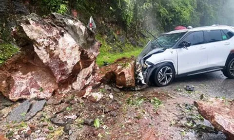 Ô tô bị tảng đá nặng cả chục tấn rơi trúng trên quốc lộ, đầu xe bẹp dúm