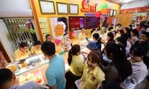 Đọc nhanh 10-7: Giá dầu giảm, đồng USD suy yếu, vàng bật tăng trở lại