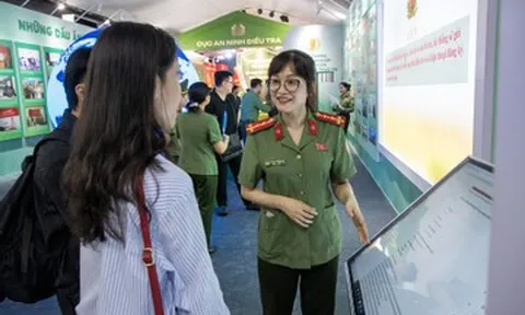 Những điều mới lạ thu hút người dân Hà Nội tại triển lãm 80 năm An ninh nhân dân