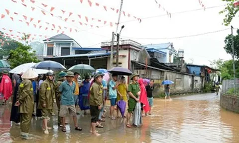 Trượt chân khi xem nước lũ, nam sinh 12 tuổi bị cuốn trôi