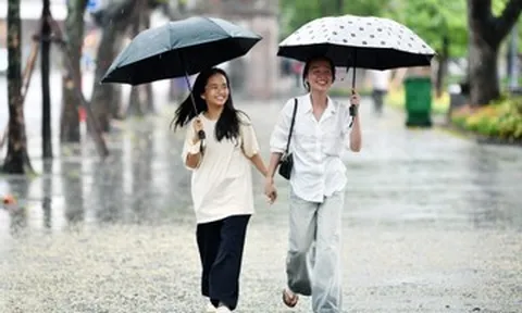 Dự báo thời tiết 12/7/2026: Miền Bắc tiếp diễn mưa giông, Hà Nội nắng gián đoạn
