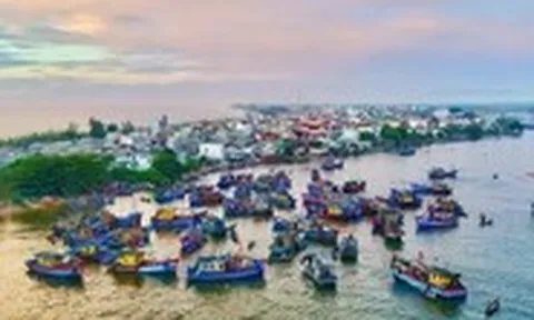 Phiên chợ nổi chỉ họp lúc tờ mờ sáng ở cửa biển Quảng Ngãi