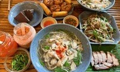 Về Trà Vinh ăn bún nước lèo bình dân