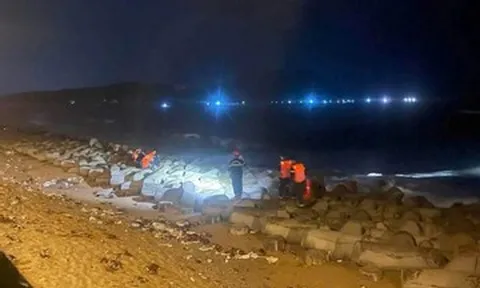 Tắm biển lúc có sóng lớn, bà ngoại và người hàng xóm tử vong, bé trai 5 tuổi mất tích