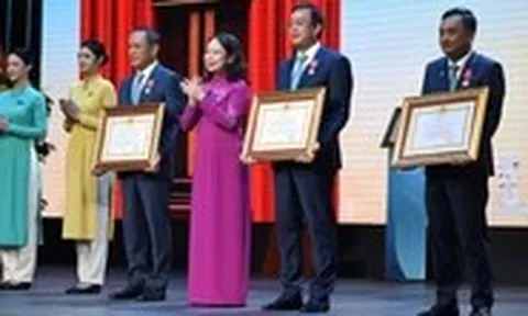 Vietnam Airlines đón nhận Huân chương Lao động hạng ba và bằng khen của Thủ tướng