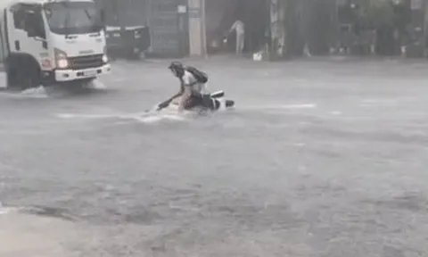 Quốc lộ biến thành 'sông', nước đục ngầu cuốn trôi xe máy của nam thanh niên
