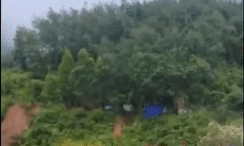 Cảnh tượng khó tin: Lũ cuốn đứt ngang quốc lộ, dải hộ lan treo lơ lửng
