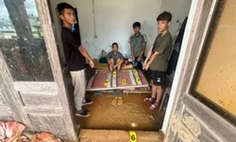Đột kích căn nhà hoang, cảnh sát thu giữ điếu cày và lọ thuốc nhỏ mắt chứa chất lạ: Sự thật bên trong khiến nhiều người bất ngờ