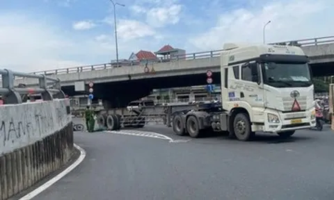 Cô gái tử vong dưới bánh xe đầu kéo ở nút giao cửa ngõ TPHCM
