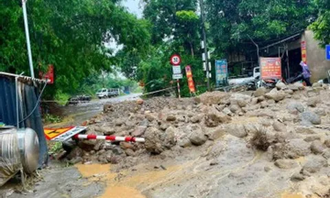Đất đá sạt lở tràn vào nhà dân, một xã hứng 2 vụ trong nửa ngày