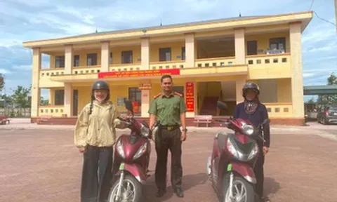 Hi hữu 2 phụ nữ đi nhầm xe máy về nhà