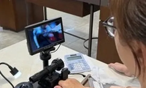 Khách rủ nhau đi soi dãy số 'li ti' bên trong viên kim cương