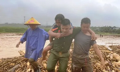 Thiếu tá công an kể phút nắm tay nhau thành 'sợi dây người', cứu 2 người giữa lũ xiết