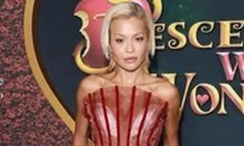 Rita Ora diện đầm đỏ của Đỗ Long trên thảm đỏ Hollywood