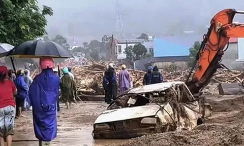 Cảnh tượng tan hoang ở Sơn La, Lai Châu: Ô tô bị vò nát giữa dòng lũ cuồn cuộn