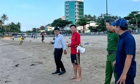 Công an làm việc với nhóm người bẻ, nhặt san hô ở bãi biển Hòn Chồng