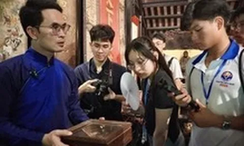 Cuộc gặp giữa hai thế hệ kiều bào bên dòng sông Hương