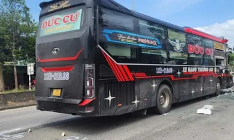Hai xe khách va chạm trên quốc lộ 1, phụ xe mắc kẹt trong cabin tử vong
