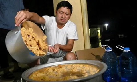Hành động của Chủ tịch xã giữa tâm lũ khiến nhiều người xúc động