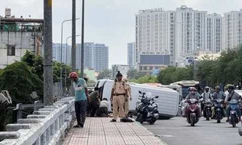 Lật xe trên cầu ở TPHCM: Tài xế nhảy xuống kênh, đòi đánh người giải cứu