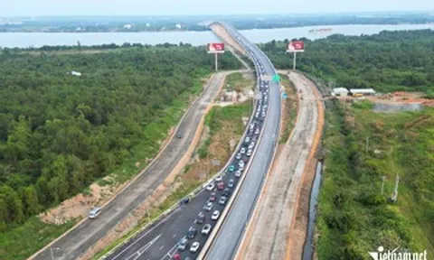 Thoát cảnh ùn tắc trên cao tốc, tài xế lại mắc kẹt ở Vành đai 3 TPHCM