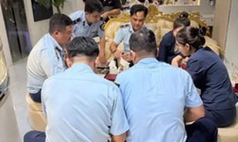 Kiểm tra cửa hàng trang sức ở TP.HCM, lực lượng chức năng phát hiện loạt "hàng hiệu" gắn tên Cartier, LV, Hermès... có dấu hiệu bất thường