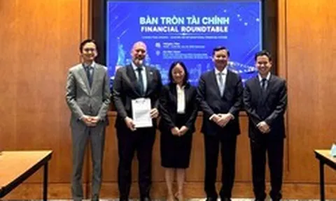 Doanh nghiệp bán dẫn top 10 thế giới trao bức thư đặc biệt cho Trung tâm Tài chính Quốc tế TP.HCM