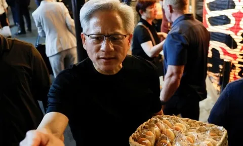 Bánh đậu đỏ Nhật Bản trên tay CEO Nvidia sau bữa nhậu 'nghìn tỷ'