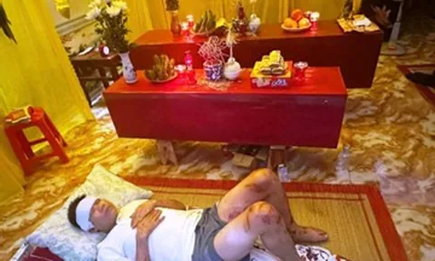 Hình ảnh thắt lòng nơi rốn lũ, người đàn ông nằm bên quan tài vợ con