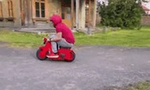 Xe máy điện xếp gọn trong vali, dễ dàng mang theo khi du lịch