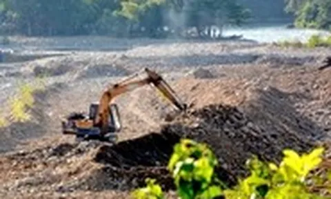 Đào bới nham nhở bờ suối dân phượt yêu thích ở đầu nguồn sông La Ngà