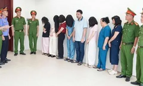 Khám xét khẩn cấp Phòng khám đa khoa Y học Nghệ An, 10 người tra tay vào còng