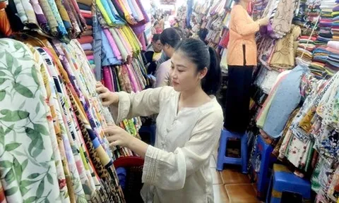 Chợ trăm tuổi ở TP.HCM 'thay áo mới', đồng loạt giảm giá