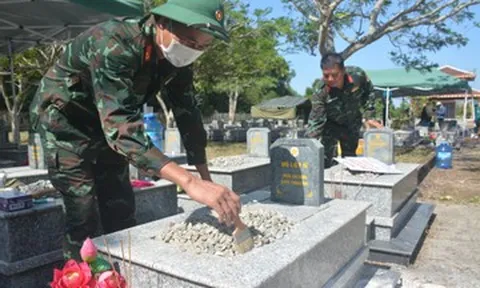 Đội nắng như đổ lửa, bộ đội miệt mài lấy mẫu ADN tìm danh tính liệt sĩ