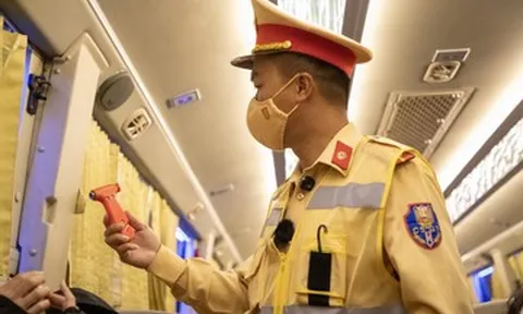 Hà Nội: Kiểm tra xe khách trong đêm, nhiều xe thiếu búa thoát hiểm