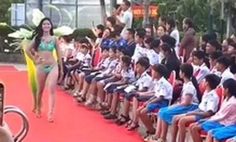 Thí sinh hoa hậu trình diễn bikini trước học sinh nhỏ tuổi, ban tổ chức nói gì?