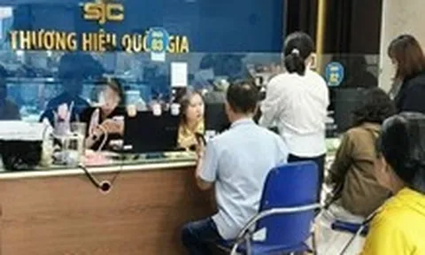 Giá vàng giảm mạnh, nhiều người tranh thủ 'bắt đáy'