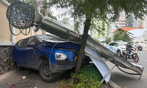 Hai ô tô lao lên vỉa hè sau cú tông mạnh dưới chân cầu Ba Son, túi khí bung ra