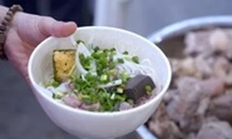 Huế khai hội bún bò bên sông Hương