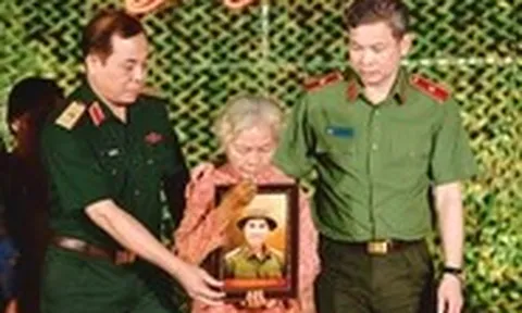 Phút nghẹn ngào khi liệt sĩ Huỳnh Văn Quên đã có ảnh thờ sau hàng chục năm mong mỏi