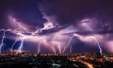 Hà Nội, Ninh Bình, Hưng Yên hứng chịu hàng trăm cú sét đánh