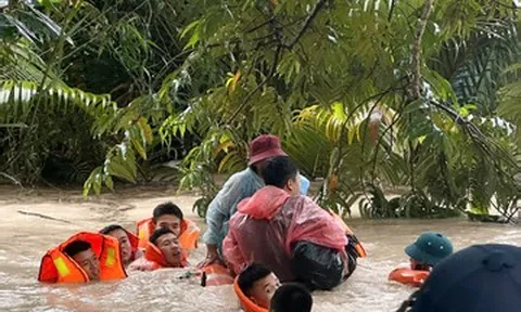 Mưa lớn gây ngập ở Phú Quốc, chiến sĩ Vùng 5 Hải quân đưa dân khỏi vùng nguy hiểm
