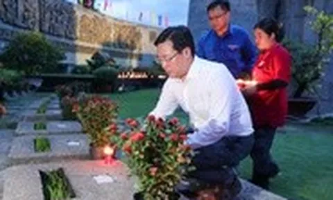 Lãnh đạo Thành ủy TP.HCM dâng hương, thắp nến tri ân Anh hùng liệt sĩ