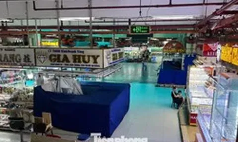 Ngỡ ngàng loạt tiệm vàng, kim cương ‘trùm mền’ giữa chợ