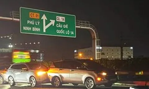 Vỏ lốp ô tô nằm giữa cao tốc, 3 phương tiện va chạm liên hoàn