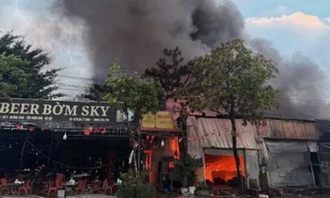 Cháy dữ dội dãy quán bia, lán xưởng tạm ở Hà Nội, nhiều tiếng nổ phát ra
