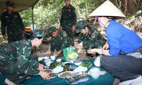 Nữ quân nhân mang cơm nóng vượt rừng tiếp sức đồng đội tìm kiếm liệt sĩ