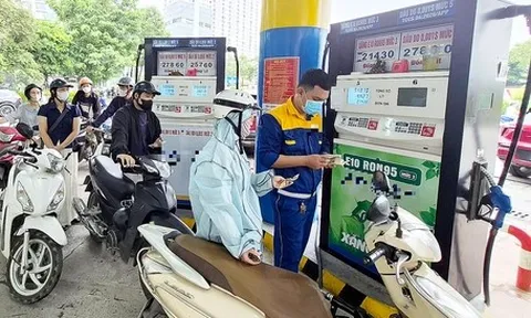 Bị 'tố' không cung ứng xăng dầu, doanh nghiệp đầu mối: Nhập khẩu khó, mua trong nước càng khó