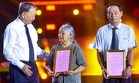 Cầu truyền hình ‘Sao sáng dẫn đường’ đẫm nước mắt: Cô Nhớ tìm thấy manh mối về cha liệt sĩ rồi!