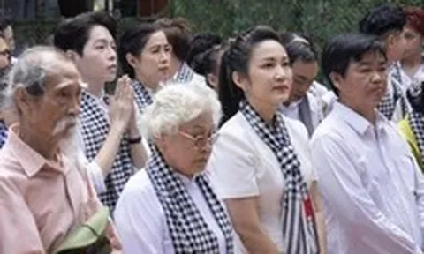 Hơn 100 văn nghệ sĩ nghẹn ngào hát giữa nơi tìm thấy hài cốt liệt sĩ ở công viên Lê Thị Riêng